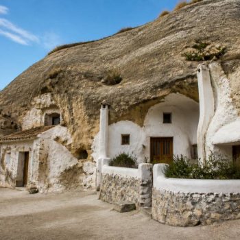 Les villages troglodytes méconnus d’Espagne : un voyage insolite entre histoire et traditions cachées