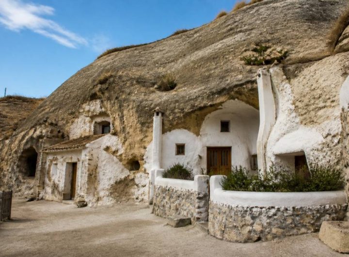 Les villages troglodytes méconnus d’Espagne : un voyage insolite entre histoire et traditions cachées