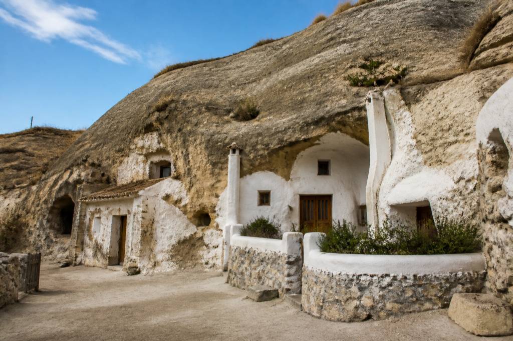 Les villages troglodytes méconnus d’Espagne : un voyage insolite entre histoire et traditions cachées
